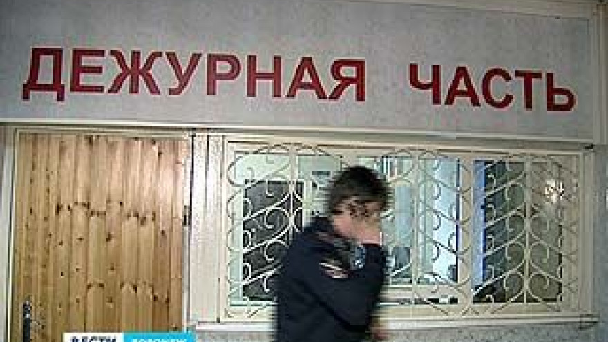 В дежурной части Семилукского района инспектор выстрелил с сотрудника ДПС
