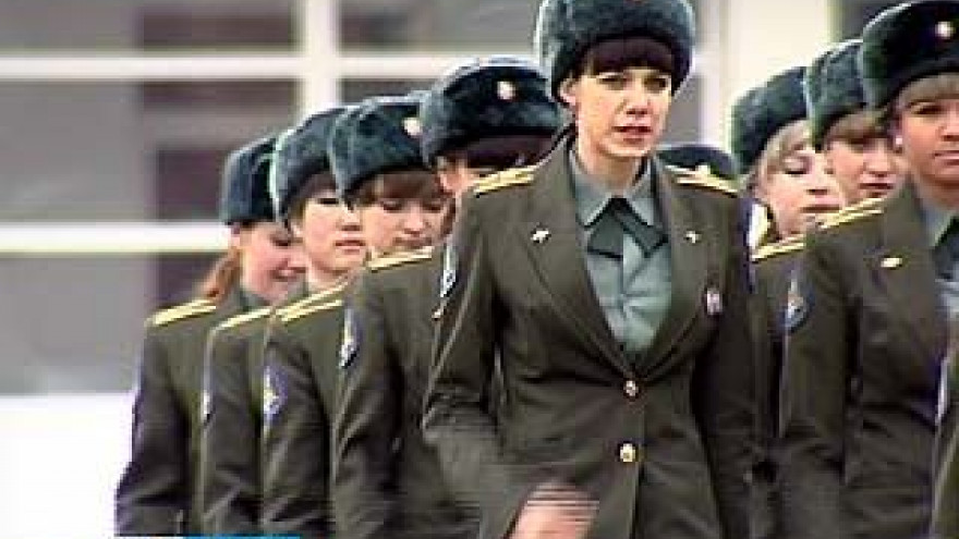 На плацу ВВАИУ поздравили прекрасную половину ВУЗа
