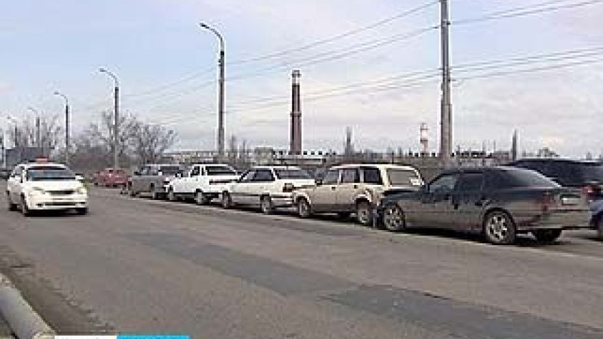 Виадук на Остужева превратился в пробку из-за длинного ДТП