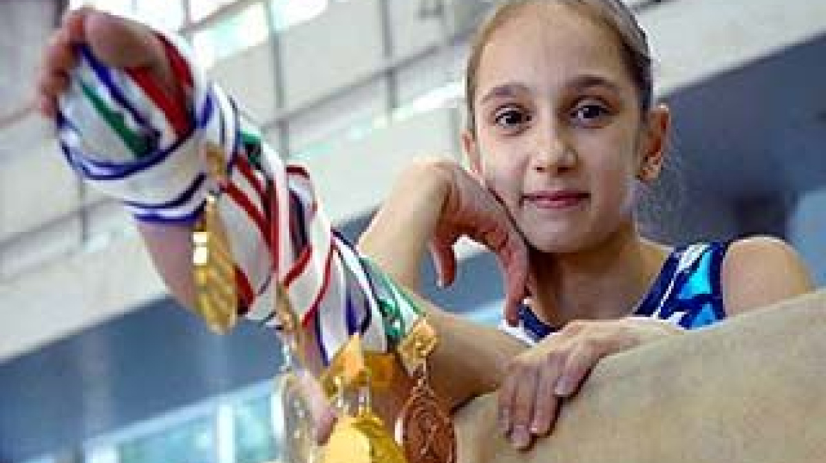 Молодая русская гимнастка Кармен Фокс дала тренеру на полу