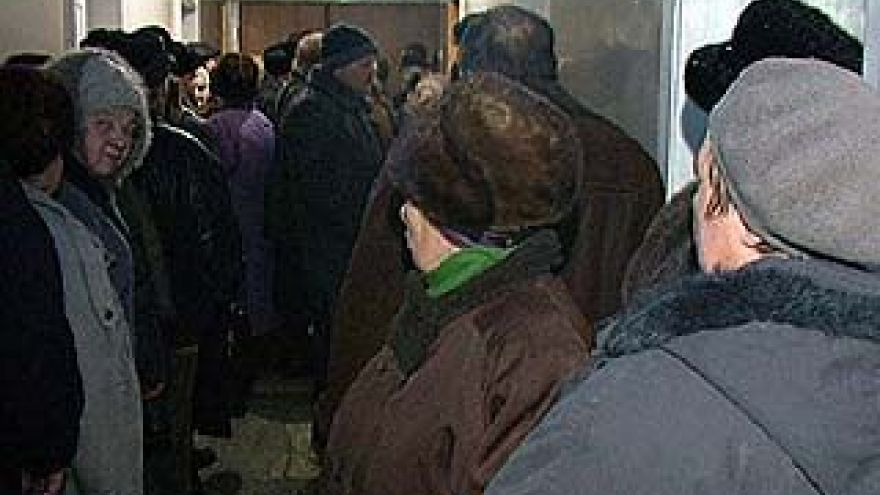 Для получения прибавки к пенсии инвалиды выстраиваются в огромные очереди
