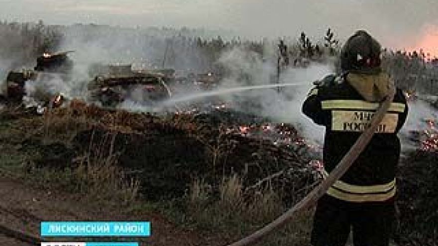 На окраине Лисок загорелась свалка мусора