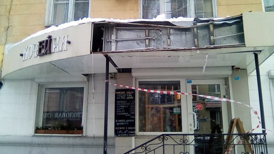 В Воронеже упавшие с крыши глыбы льда разгромили вывеску кофейни