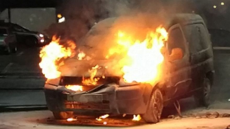 В сети появилось видео тушения горящей у воронежского гипермаркета иномарки