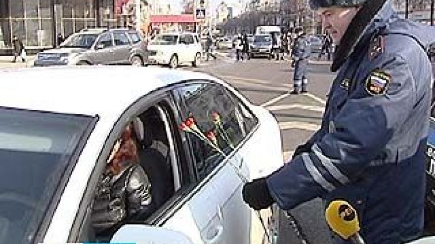 Сотрудники ГИБДД поздравляли воронежских женщин с 8 Марта