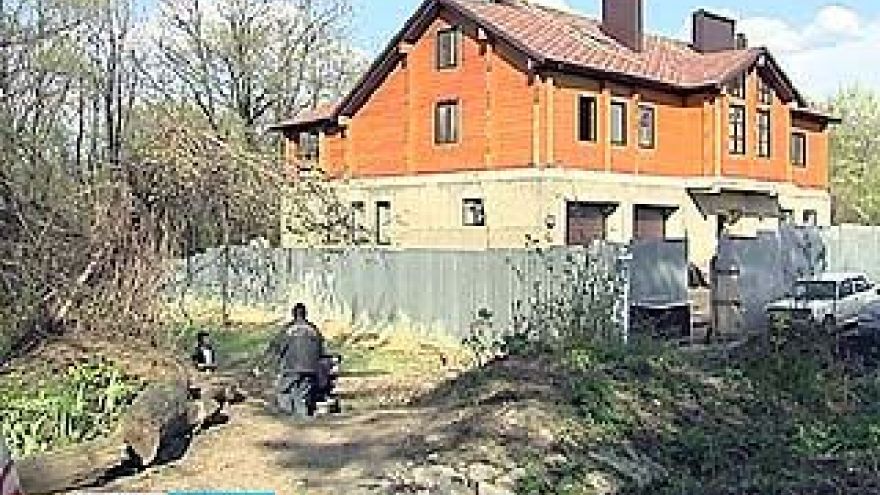 На улице Танкиста Серебрякова хозяйка особняка вырубила около 30 деревьев