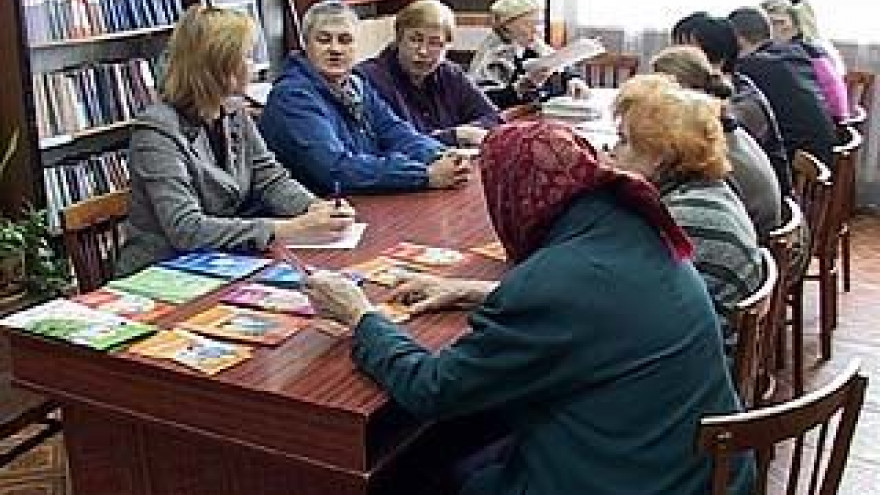 Сотрудники Областной библиотеки сделали необычный подарок пенсионерам