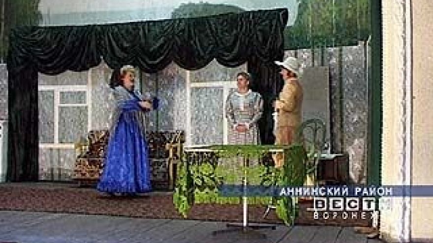 В посёлке Пугачи педагоги трудятся на театральных подмостках