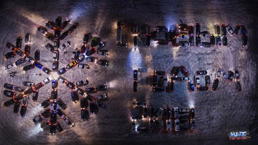 Воронежские автомобилисты в честь Нового года выстроили гигантскую снежинку из машин