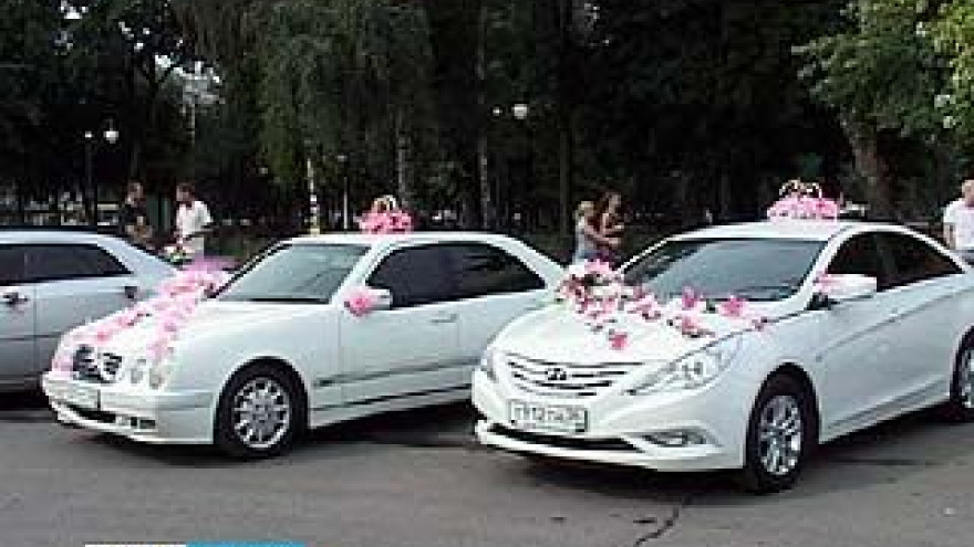 У Дворца Бракосочетания открылась выставка свадебных автомобилей