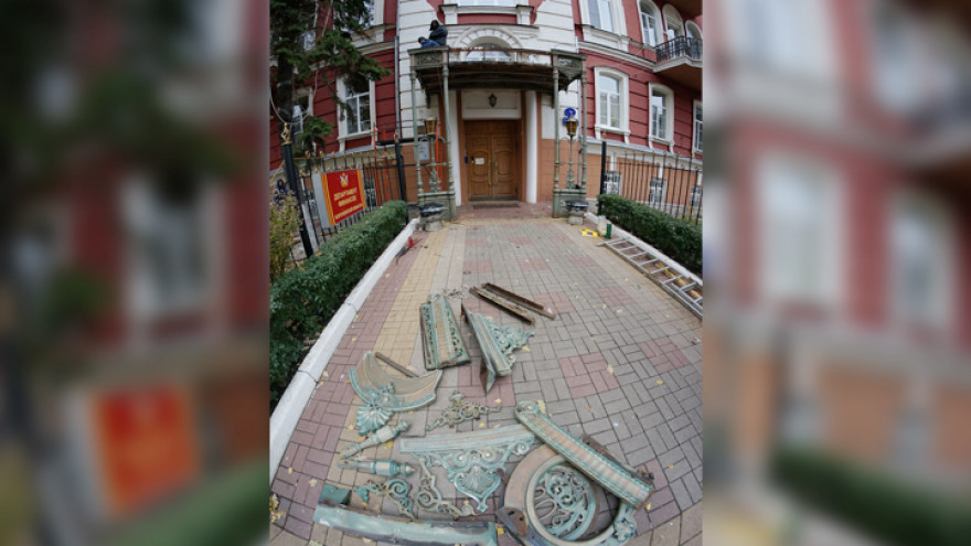 Рабочие срезали уникальный для Воронежа кружевной навес на доме начала XX века