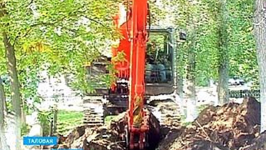 В Таловой уже два месяца меняют главные уличные водоводы