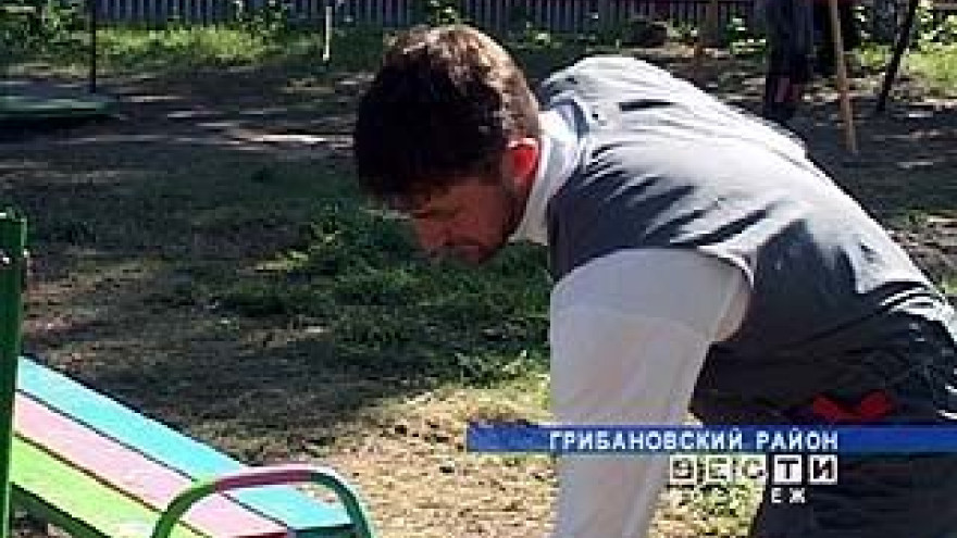 Дмитрий Зуев из Карачана превратил пустырь в детскую площадку