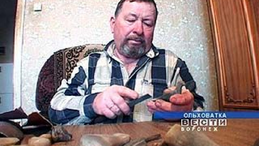 Василий Гончаров изготавливает поделки из рогов