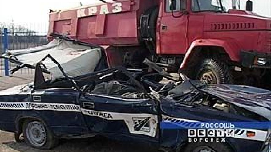 В Россоши неуправляемый грузовик врезался в легковой автомобиль
