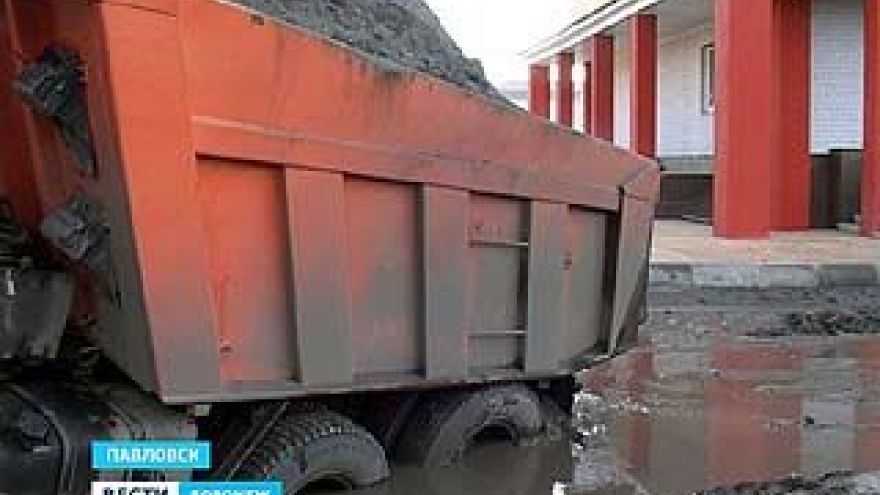 В Павловске на одной из стройплощадок КАМАЗ буквально провалился под землю