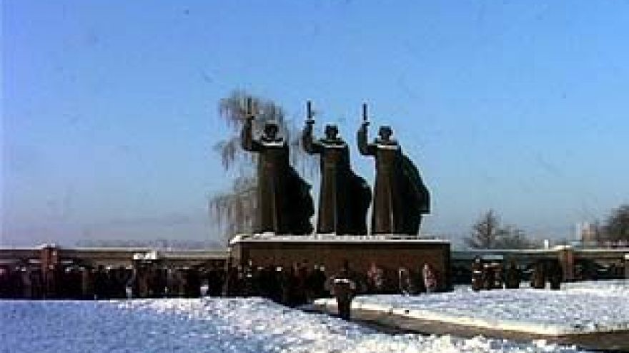 Цветы и венки возложили и к мемориалу на Чижовском плацдарме
