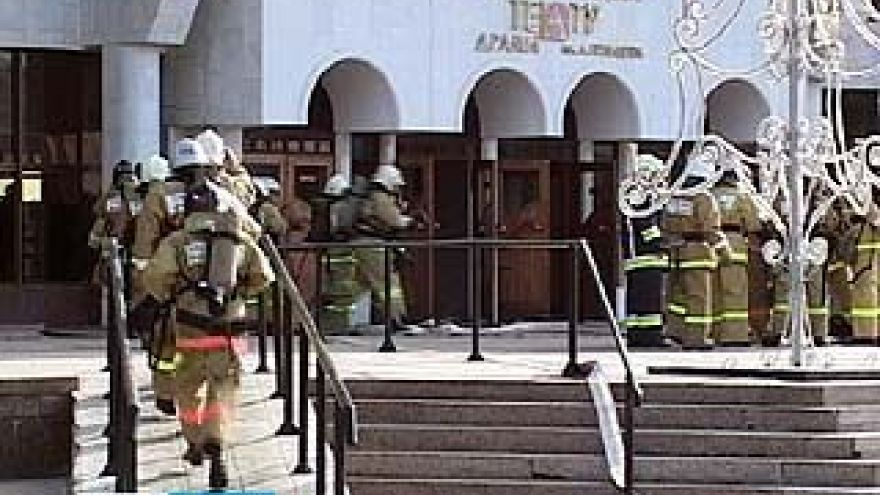 Пожарные отрабатывали навыки спасения людей в Воронежском драмтеатре