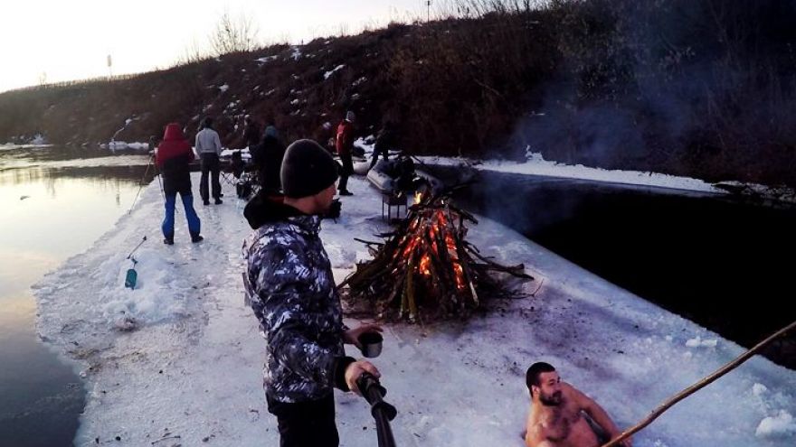 Воронежские экстремалы плавали на льдине и жарили шашлык