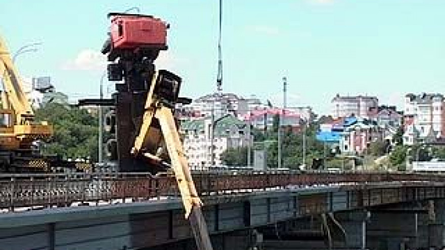 На Чернавском мосту перевернулся кран