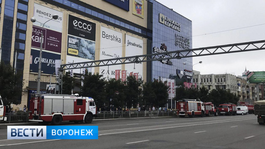 К подземной парковке «Галереи Чижова» в Воронеже съехались пожарные машины