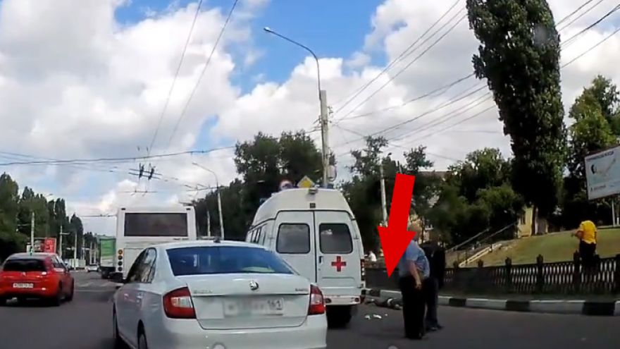 Очевидцы: в Воронеже скутерист не справился с управлением и разбился насмерть