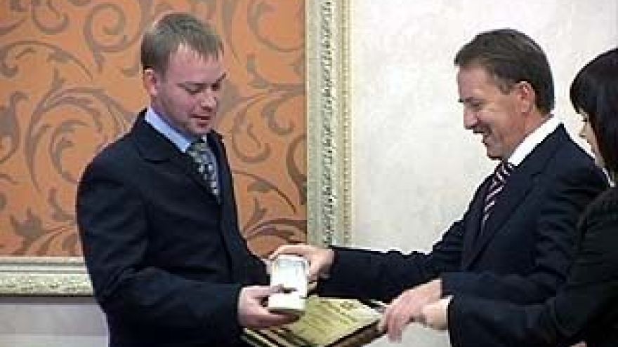Губернатор поздравил победителей конкурса профмастерства "Золотые руки"