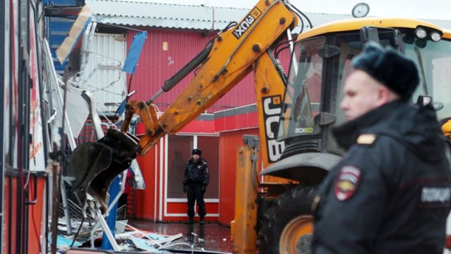 Пока город спал: мэрия начала сносить Остужевский рынок