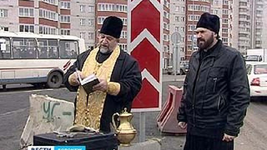 На аварийных участках обновленной Антонова-Овсеенко прошли богослужения
