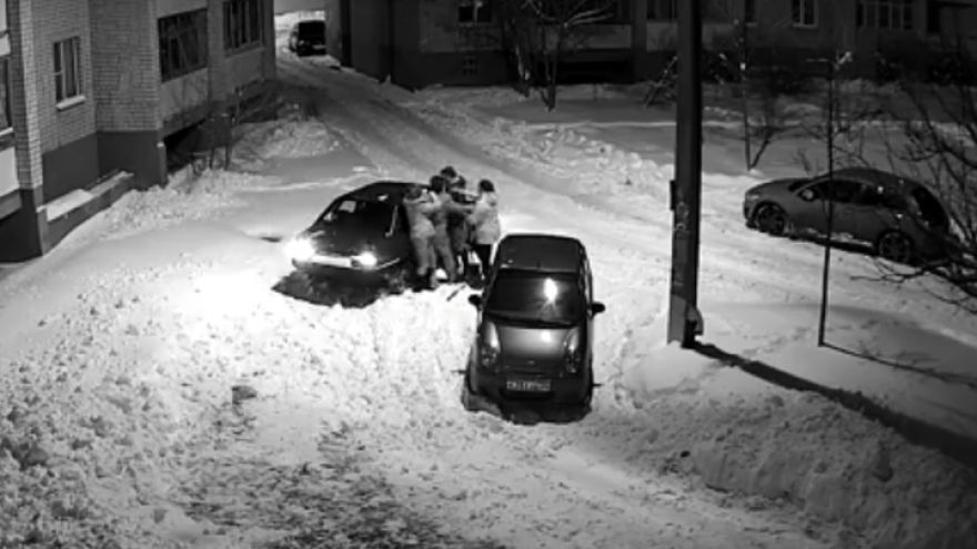 В воронежском дворе соседи подрались из-за расчищенного от снега парковочного места