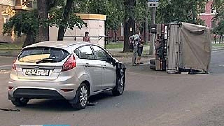 "Форд" столкнулся с Газелью груженой бочками с квасом и повалил её на бок