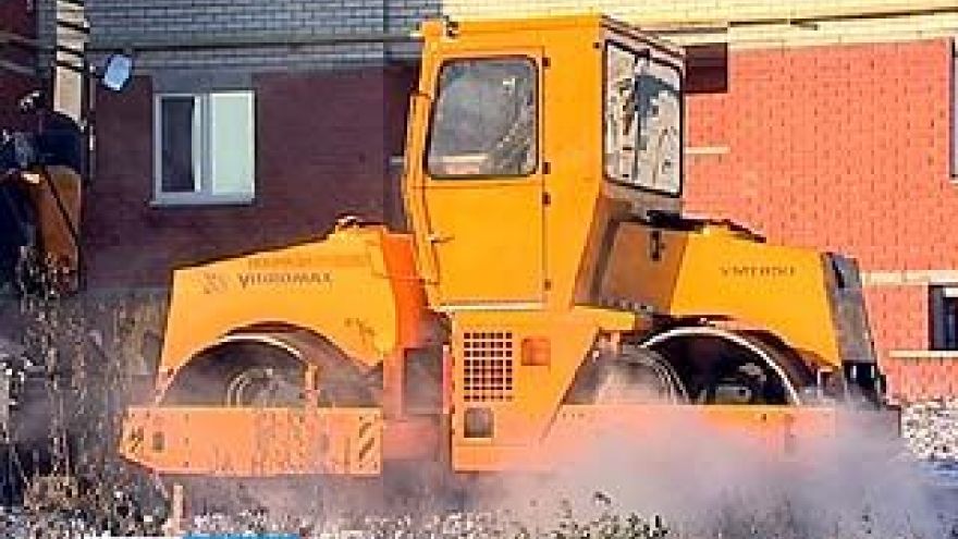 Воронежские подрядчики укладывают асфальт даже по снегу