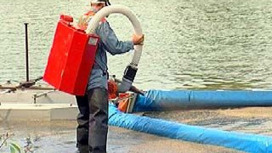 Аварийный разлив нефтепродуктов устраняли на реке Воронеж