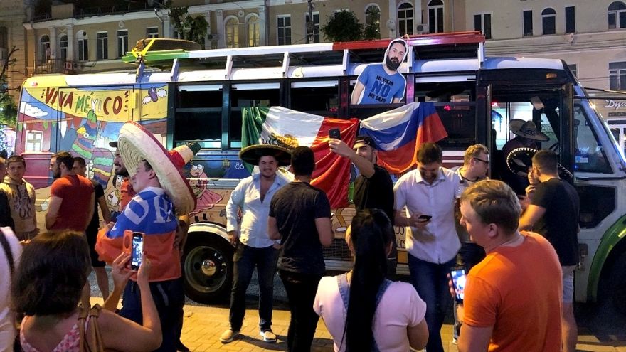 Мексиканцы приехали в Воронеж с картонной копией друга, которого жена не отпустила на ЧМ
