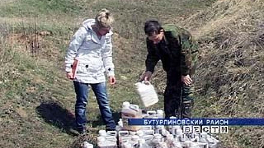На окраине Бутурлиновки обнаружена бесхозная партия пестицидов