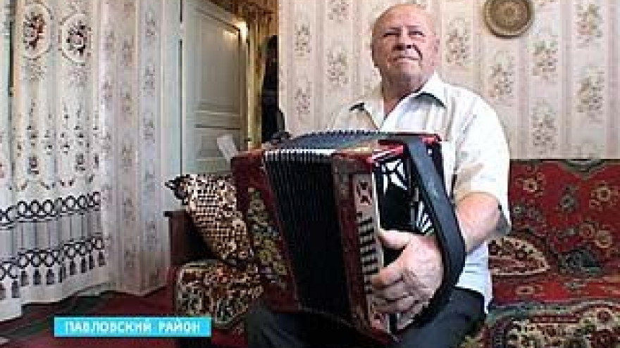 Житель Павловского района Николай Попов получил в подарок уникальную гармонь