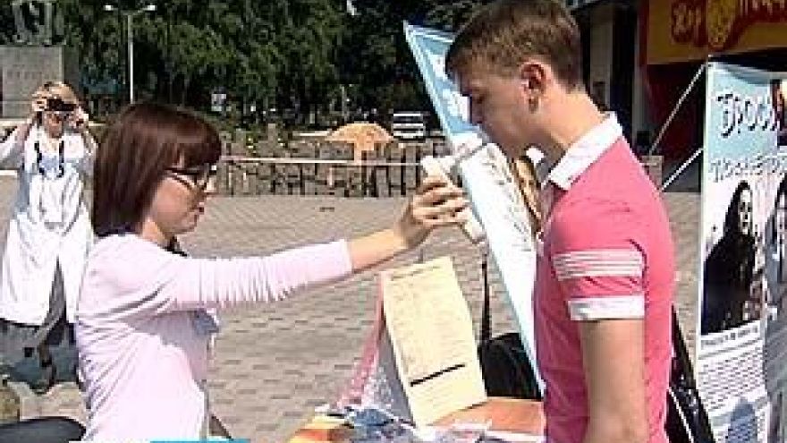 Каждый желающий мог пройти тест на уровень никотина в легких прямо на улице