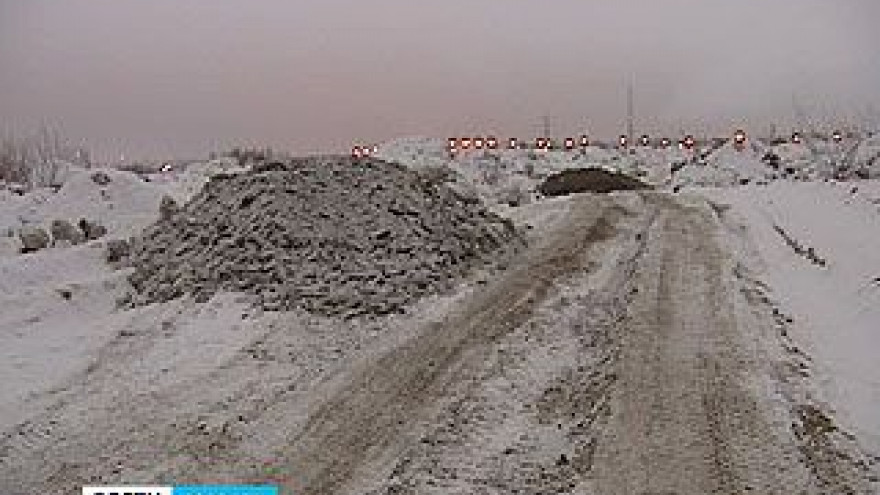 На намывной остров в водохранилище вывезли новую порцию грязного снега