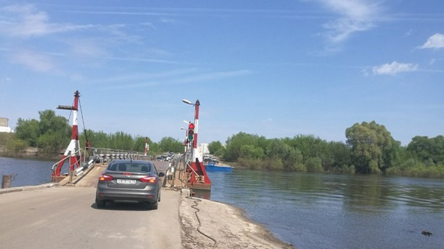 В Воронеже установили разобранный из-за паводка понтонный мост через Дон