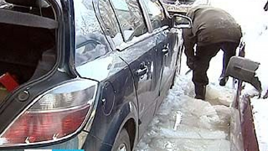 Из-за аварии на водоводе в Северном районе несколько машин примёрзли колёсами к земле