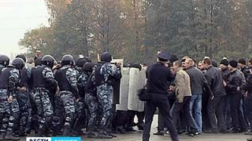 На Адмиралтейской площади прошли показательные учения ОМОНовцев