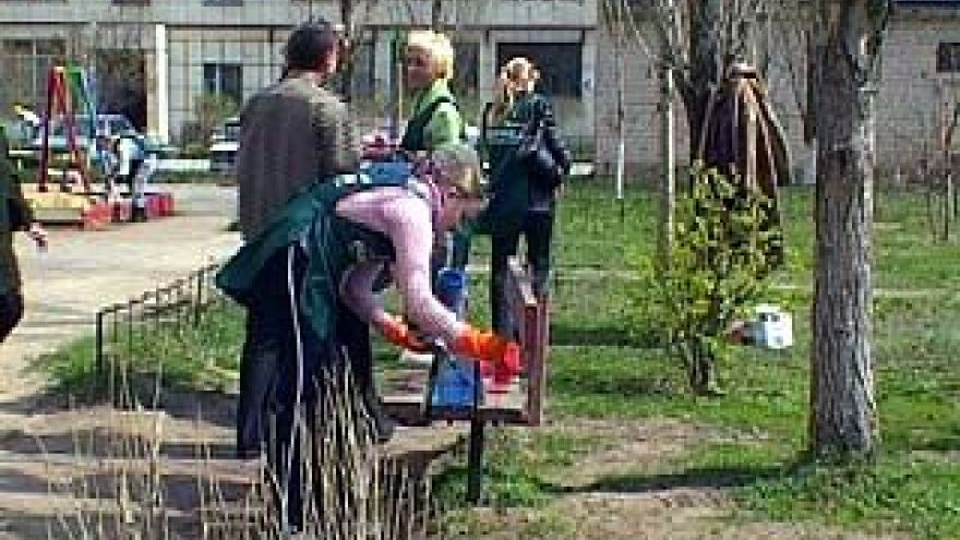 "Трудовой десант" взялся за уборку детских площадок