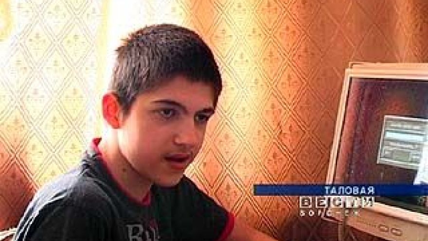Толик верит, что когда-нибудь ему удастся без помощи матери пройтись по Таловой