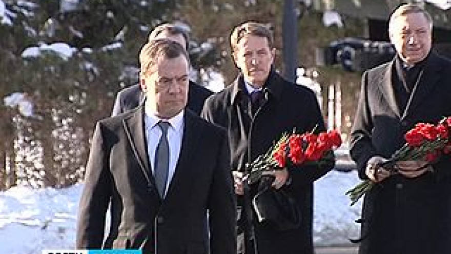 Глава правительства Дмитрий Медведев почтил память защитников Воронежа