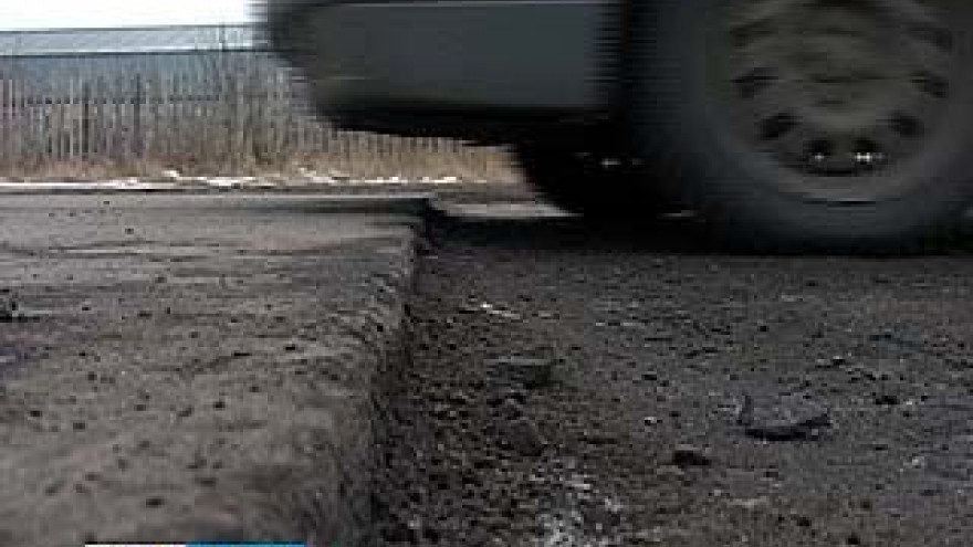 Дорога на улице Урывского теперь стала полосой препятствий