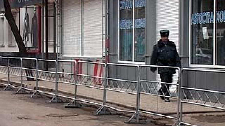 Жители многоэтажек в окрестностях стадиона домой попадают только по паспорту
