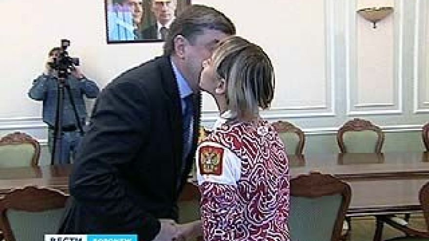 Мэр Воронежа вручил гимнастке Виктории Комовой почетный знак