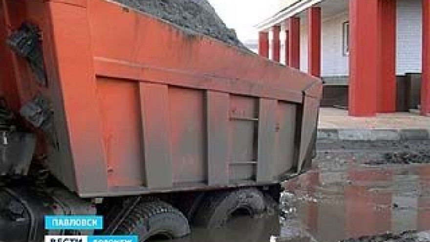 В Павловске на одной из стройплощадок КАМАЗ буквально провалился под землю