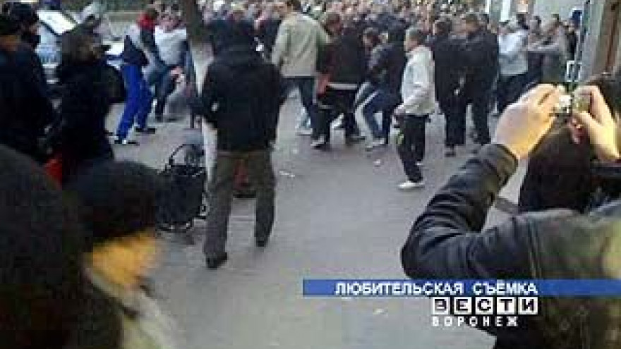Фанаты липецкого "Металлурга" устроили драку в Кольцовском сквере