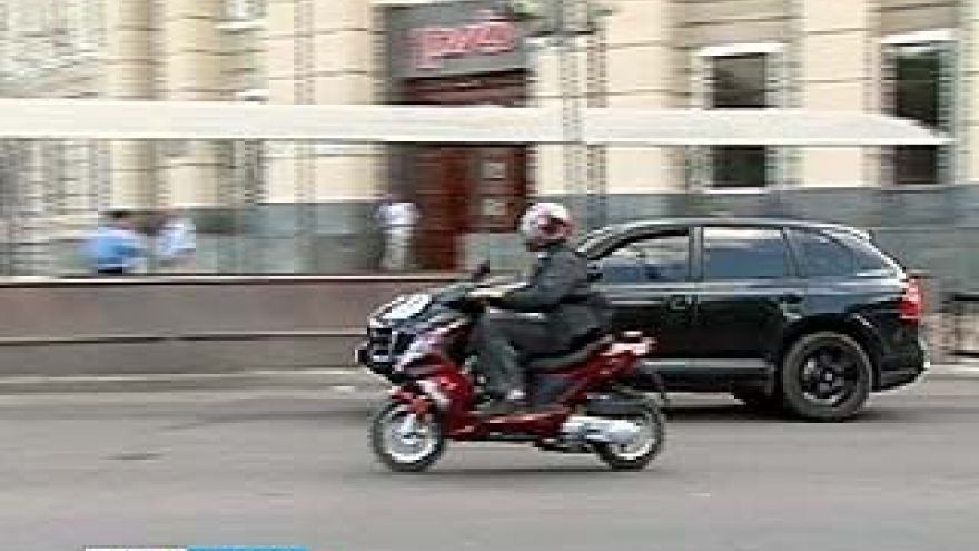 ГИБДД России приняло постановление: движение на скутерах разрешено по правой полосе